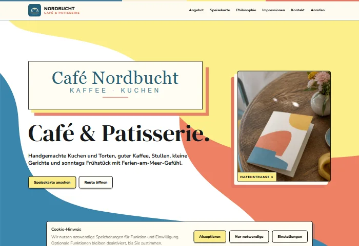 Website für ein Café mit Patisserie: farbige Flächen, große Serifen-Headline, Angebotskarten und Bildergalerie