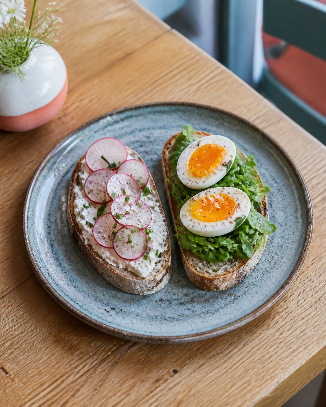 Frühstücksteller auf einem Holztisch im Café
