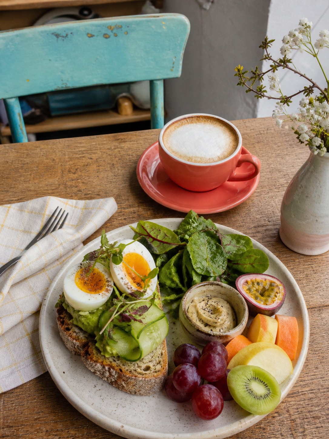 Frühstücksteller und Kaffee im Café Nordbucht