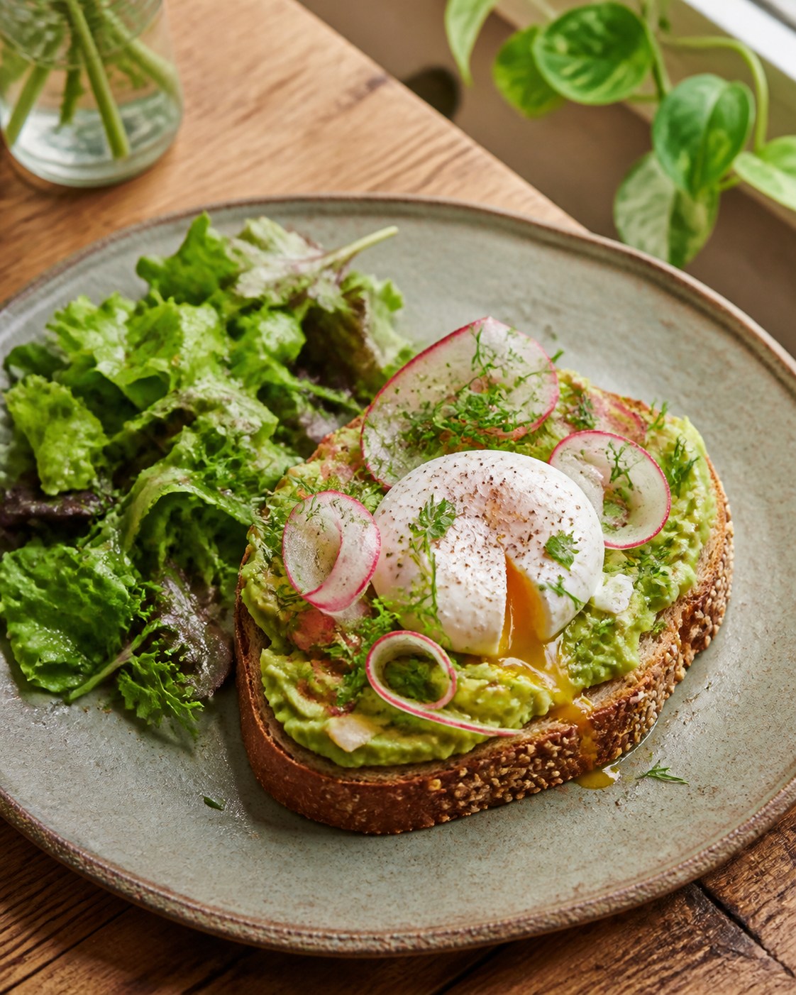 Avocado Toast mit Salat